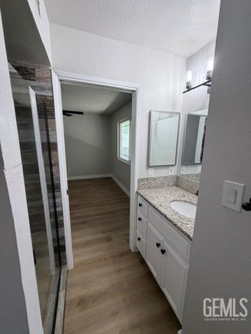 1105 S Oleander Avenue, Bakersfield, CA 93304