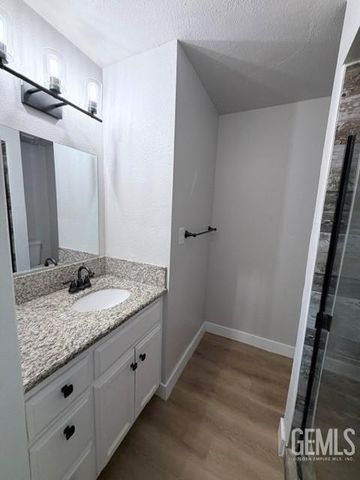 1105 S Oleander Avenue, Bakersfield, CA 93304