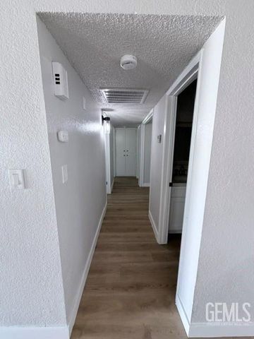1105 S Oleander Avenue, Bakersfield, CA 93304