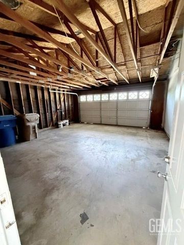 1105 S Oleander Avenue, Bakersfield, CA 93304