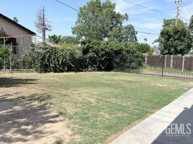1105 S Oleander Avenue, Bakersfield, CA 93304