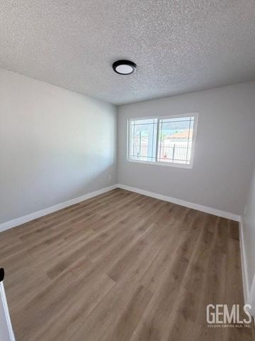 1105 S Oleander Avenue, Bakersfield, CA 93304