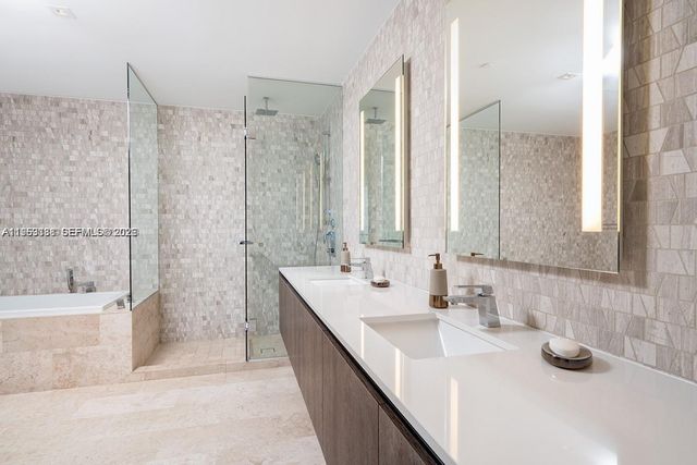 68 SE 6th St 2807, Miami, FL 33131