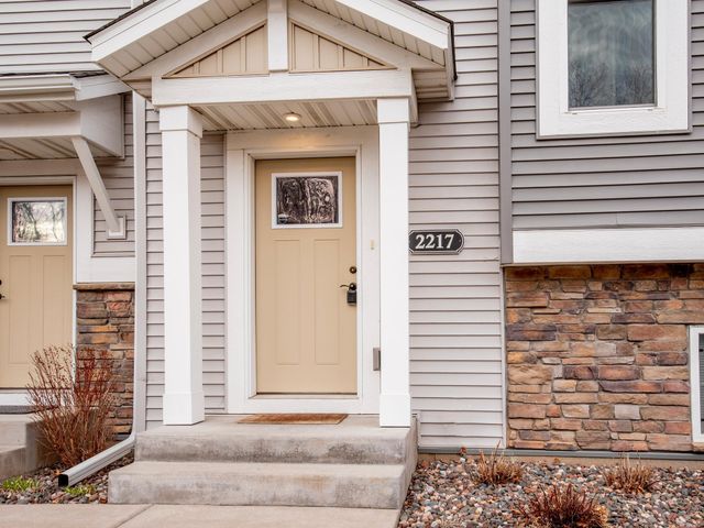 2217 Gateway Hill Road, North Saint Paul, MN 55109