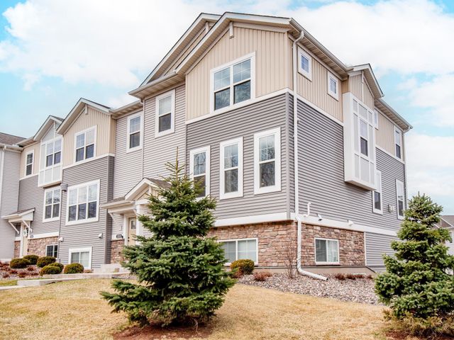 2217 Gateway Hill Road, North Saint Paul, MN 55109