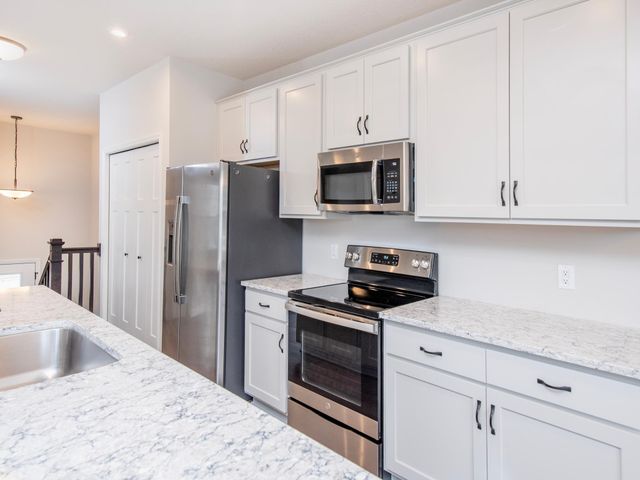 2217 Gateway Hill Road, North Saint Paul, MN 55109