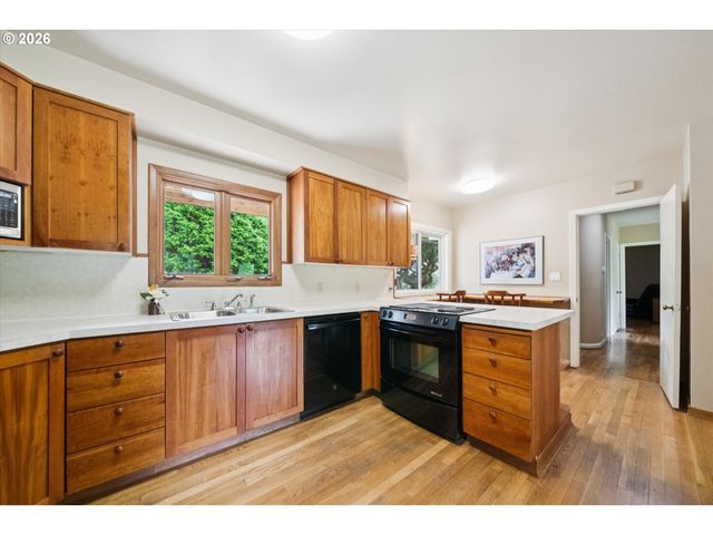 7270 Sw SYLVAN Ct, Portland, OR 97225