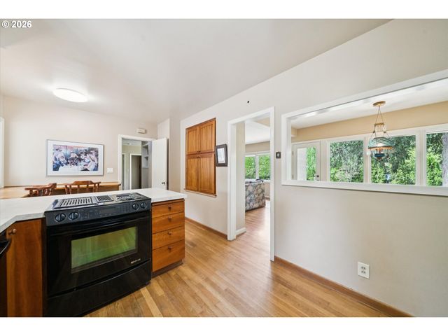 7270 Sw SYLVAN Ct, Portland, OR 97225