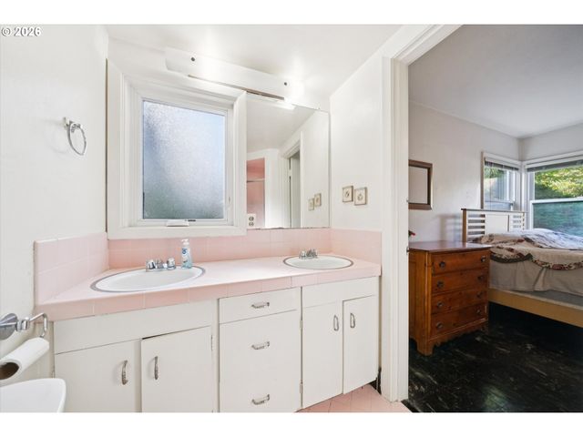 7270 Sw SYLVAN Ct, Portland, OR 97225