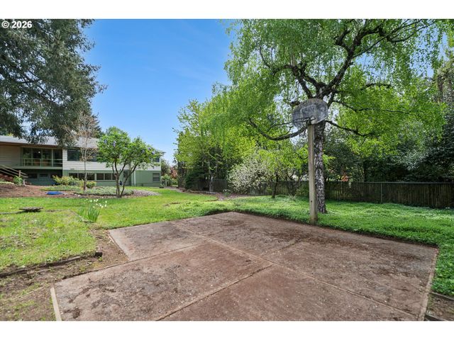 7270 Sw SYLVAN Ct, Portland, OR 97225