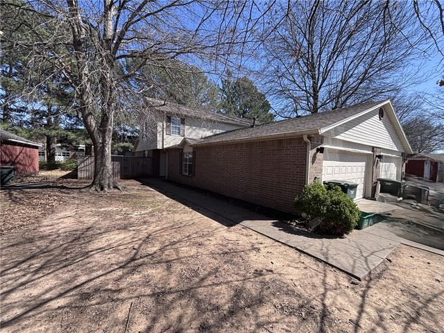 822 & 824 N Daisy Lane, Fayetteville, AR 72704