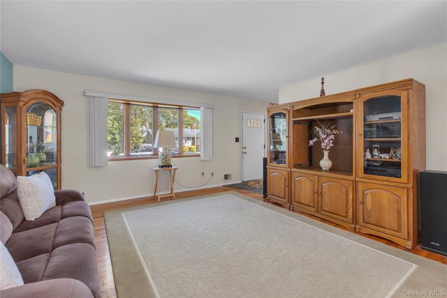 472 Bohemia Parkway, Sayville, NY 11782