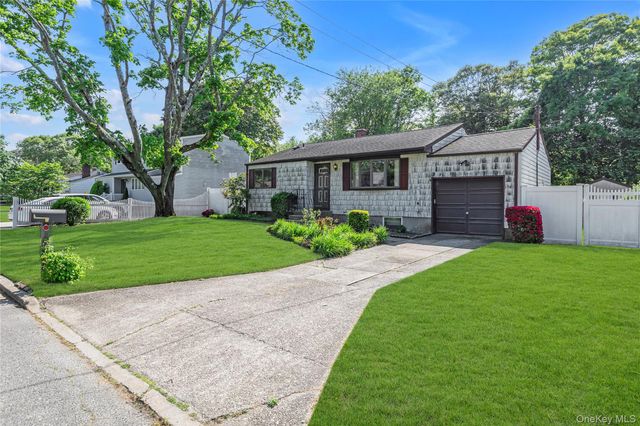 472 Bohemia Parkway, Sayville, NY 11782