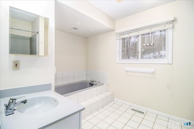 29 Ledgewood Drive 29, Brookfield, CT 06804