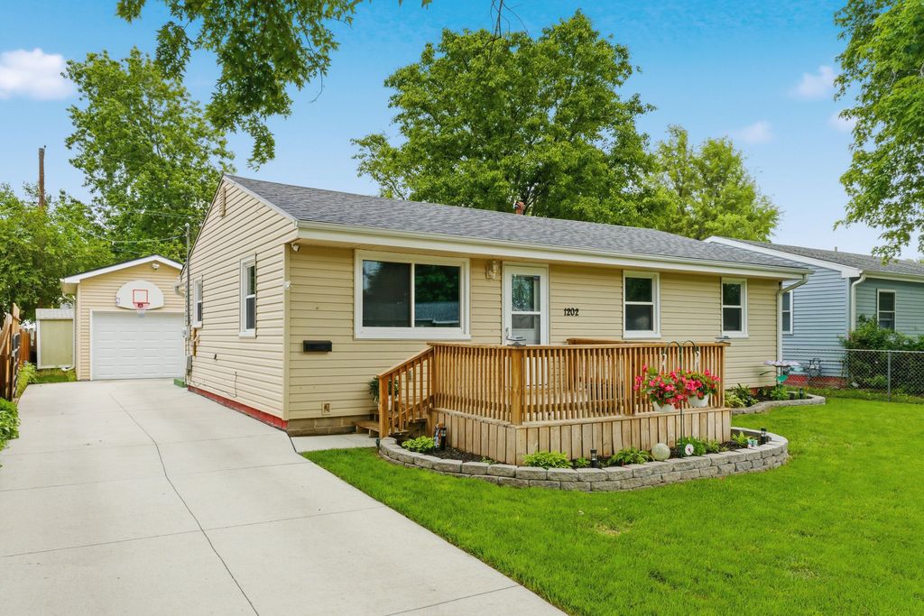 1202 SILVER Lane, Carter Lake, IA 51510