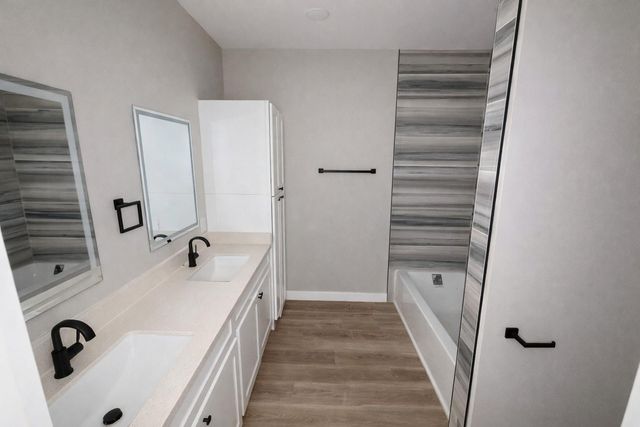 1422 W Willis Street B, Alvin, TX 77511