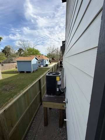 1422 W Willis Street B, Alvin, TX 77511