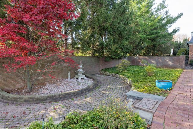 105 Lake Shore Road, Grosse Pointe Farms, MI 48236