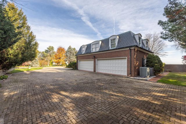 105 Lake Shore Road, Grosse Pointe Farms, MI 48236