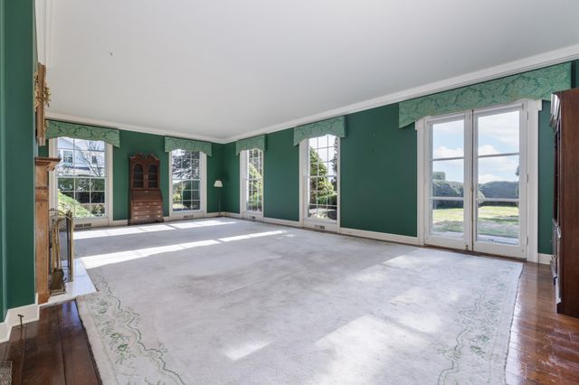 105 Lake Shore Road, Grosse Pointe Farms, MI 48236