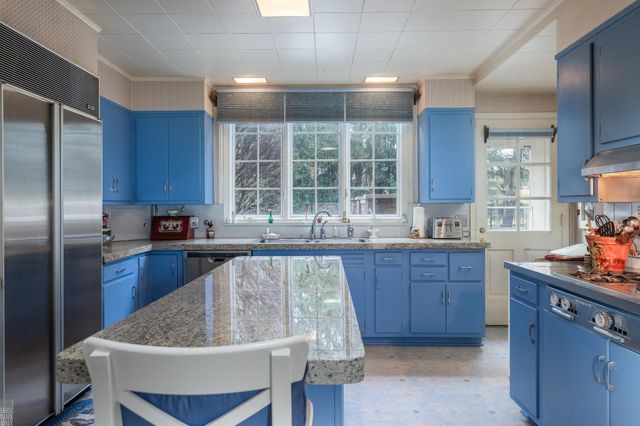 105 Lake Shore Road, Grosse Pointe Farms, MI 48236