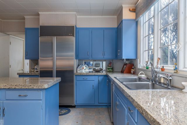 105 Lake Shore Road, Grosse Pointe Farms, MI 48236