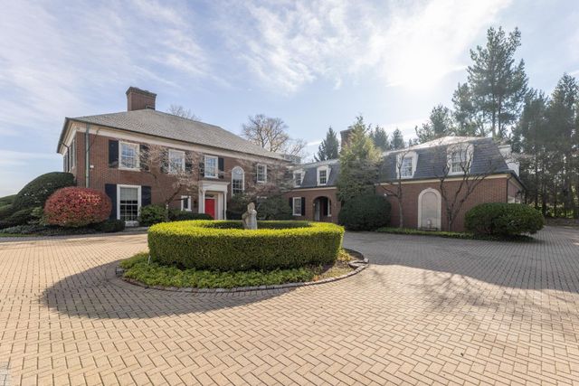 105 Lake Shore Road, Grosse Pointe Farms, MI 48236