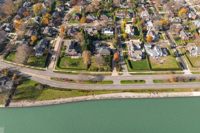 105 Lake Shore Road, Grosse Pointe Farms, MI 48236