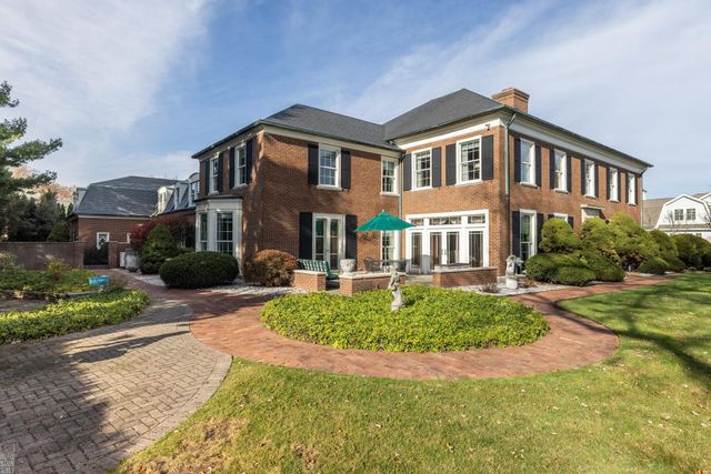 105 Lake Shore Road, Grosse Pointe Farms, MI 48236