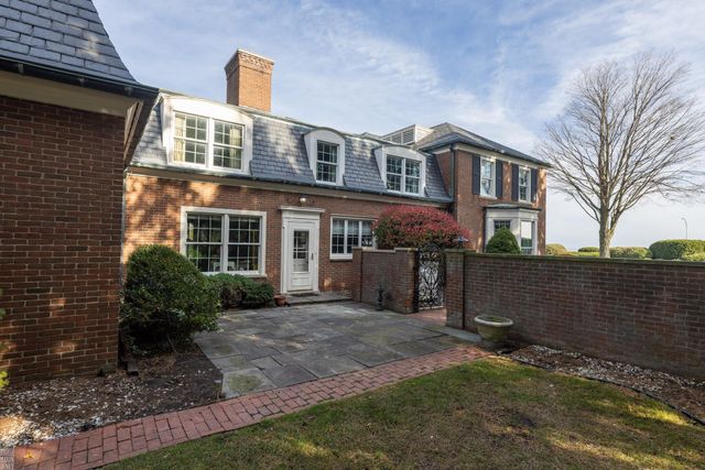 105 Lake Shore Road, Grosse Pointe Farms, MI 48236