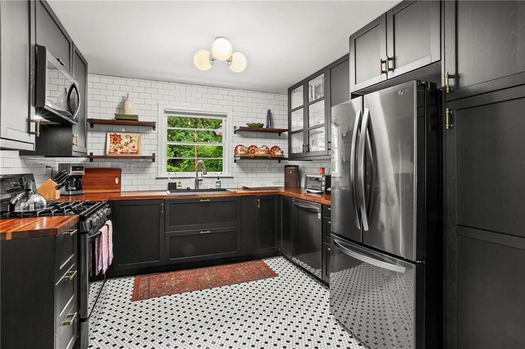 Image 11 of property listing at 2477 Hunting Valley Drive, Decatur, GA 30033
