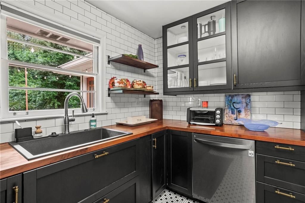 Image 13 of property listing at 2477 Hunting Valley Drive, Decatur, GA 30033
