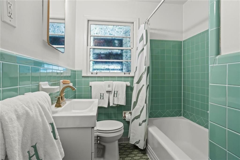 Image 30 of property listing at 2477 Hunting Valley Drive, Decatur, GA 30033