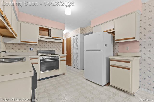 39192 Howell Street, Livonia, MI 48154