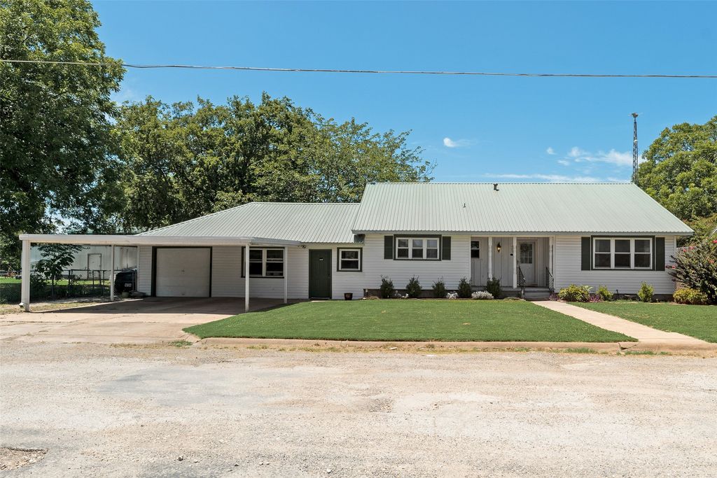 409 S Carter Street, Whitewright, TX 75491