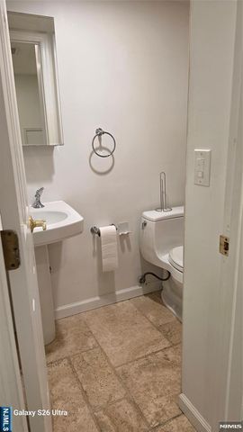 1454 River Road, Edgewater, NJ 07020