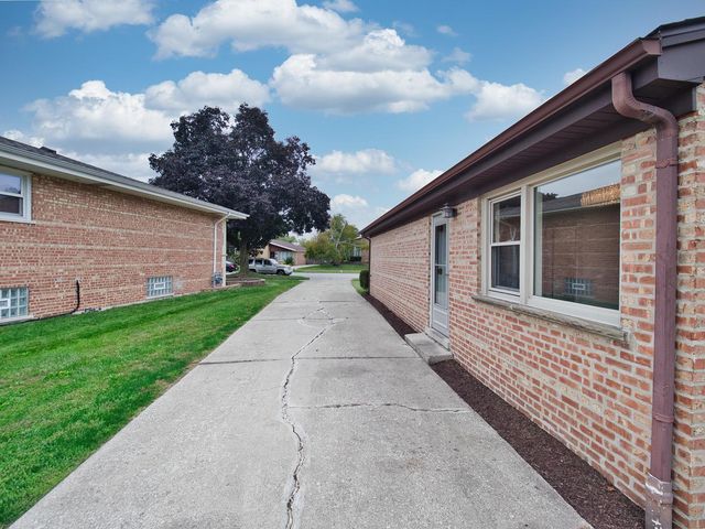 10107 Lawrence Court, Oak Lawn, IL 60453