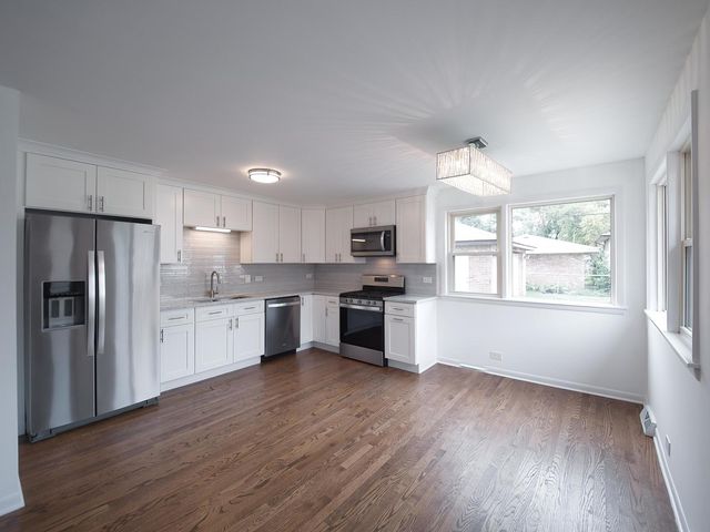 10107 Lawrence Court, Oak Lawn, IL 60453