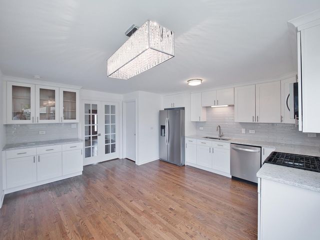 10107 Lawrence Court, Oak Lawn, IL 60453