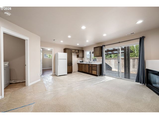 3466 AMBLESIDE Dr, Springfield, OR 97477