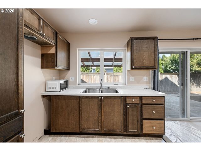 3466 AMBLESIDE Dr, Springfield, OR 97477
