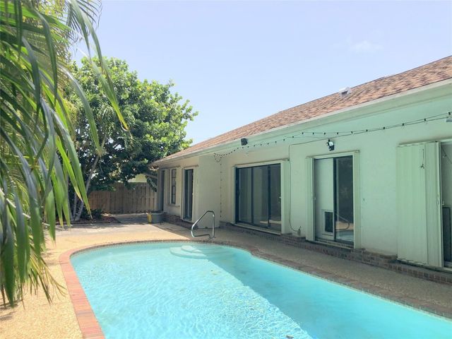 71 Laredo Lane, Boca Raton, FL 33487