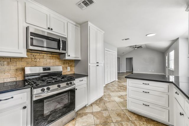 611 Baywood Street, Shoreacres, TX 77571