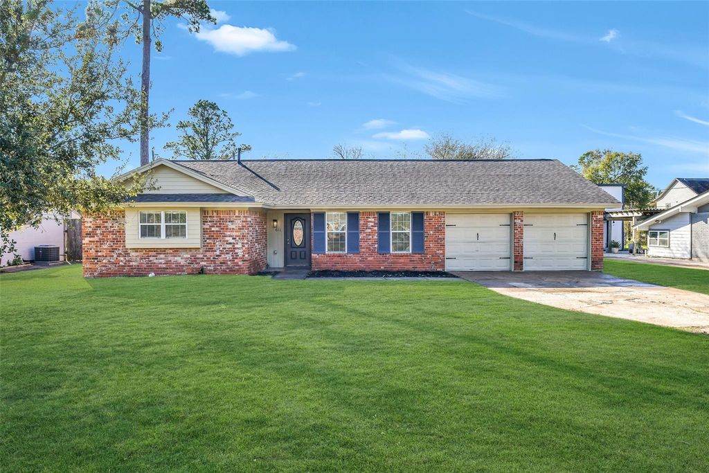 611 Baywood Street, Shoreacres, TX 77571