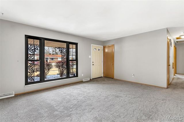 10 Hammes Drive, Florissant, MO 63031