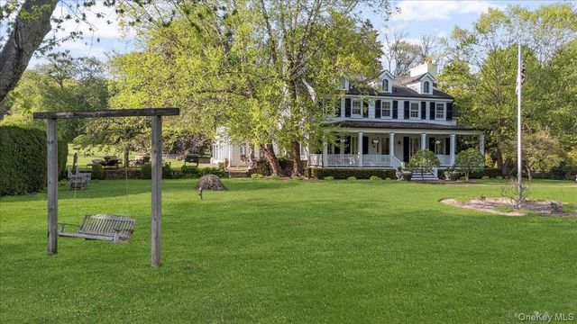 4 Roads End, Brookville, NY 11545