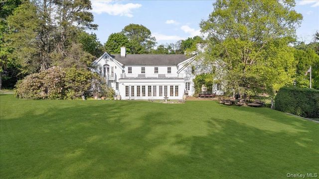 4 Roads End, Brookville, NY 11545