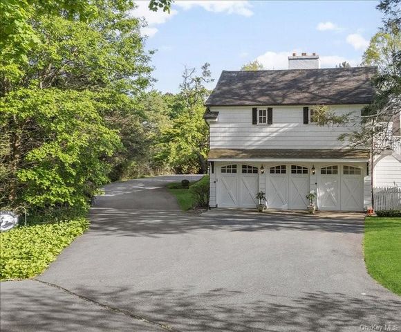 4 Roads End, Brookville, NY 11545
