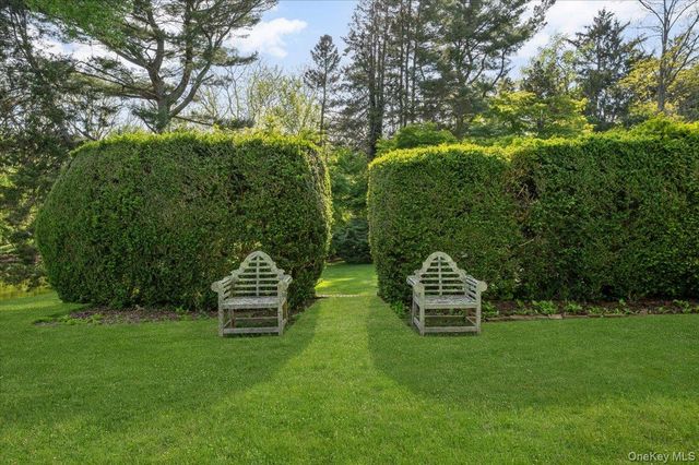 4 Roads End, Brookville, NY 11545