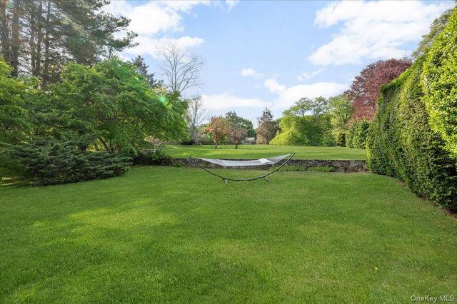 4 Roads End, Brookville, NY 11545